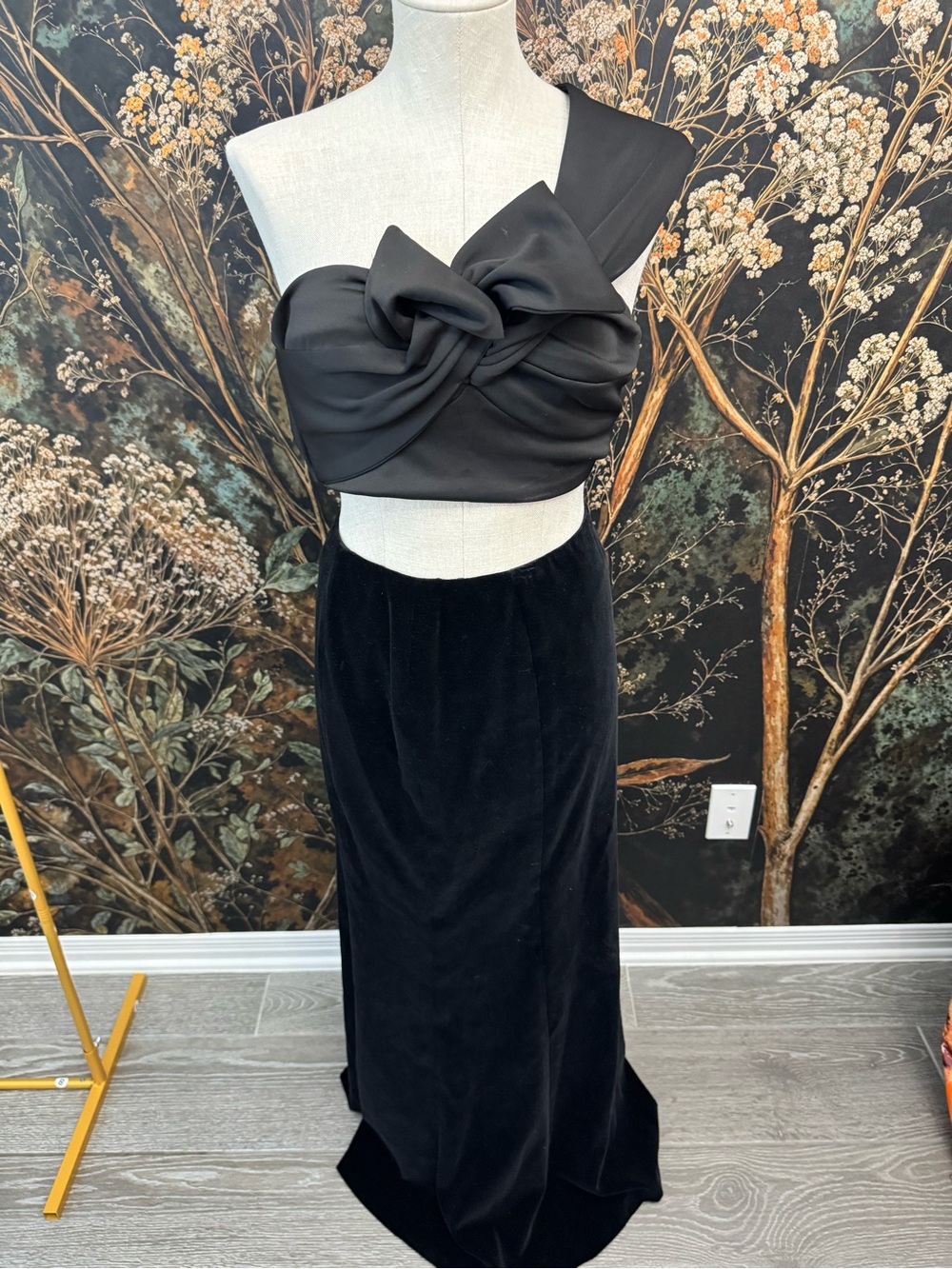 Black One-Shoulder Twisted Bodice Velvet Skirt